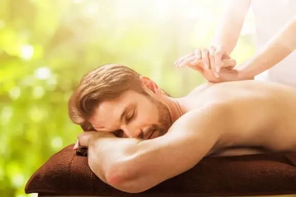 Thai Massage der Fußreflexzonen mit Massageöl.