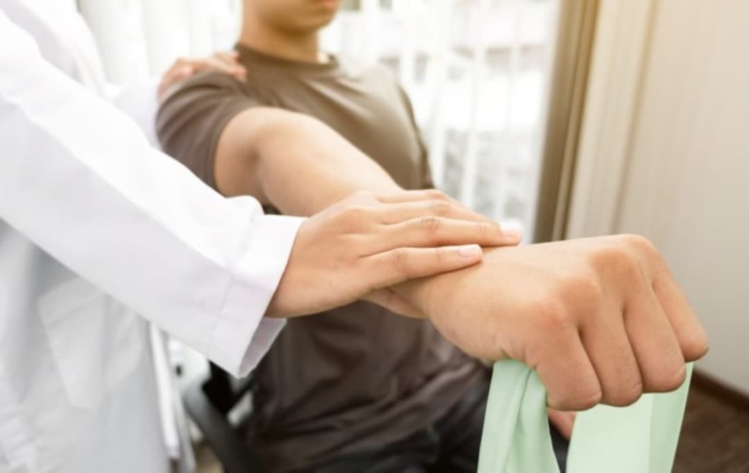 Kinesiologischer Arm Muskeltest durch einen Kinesiologen